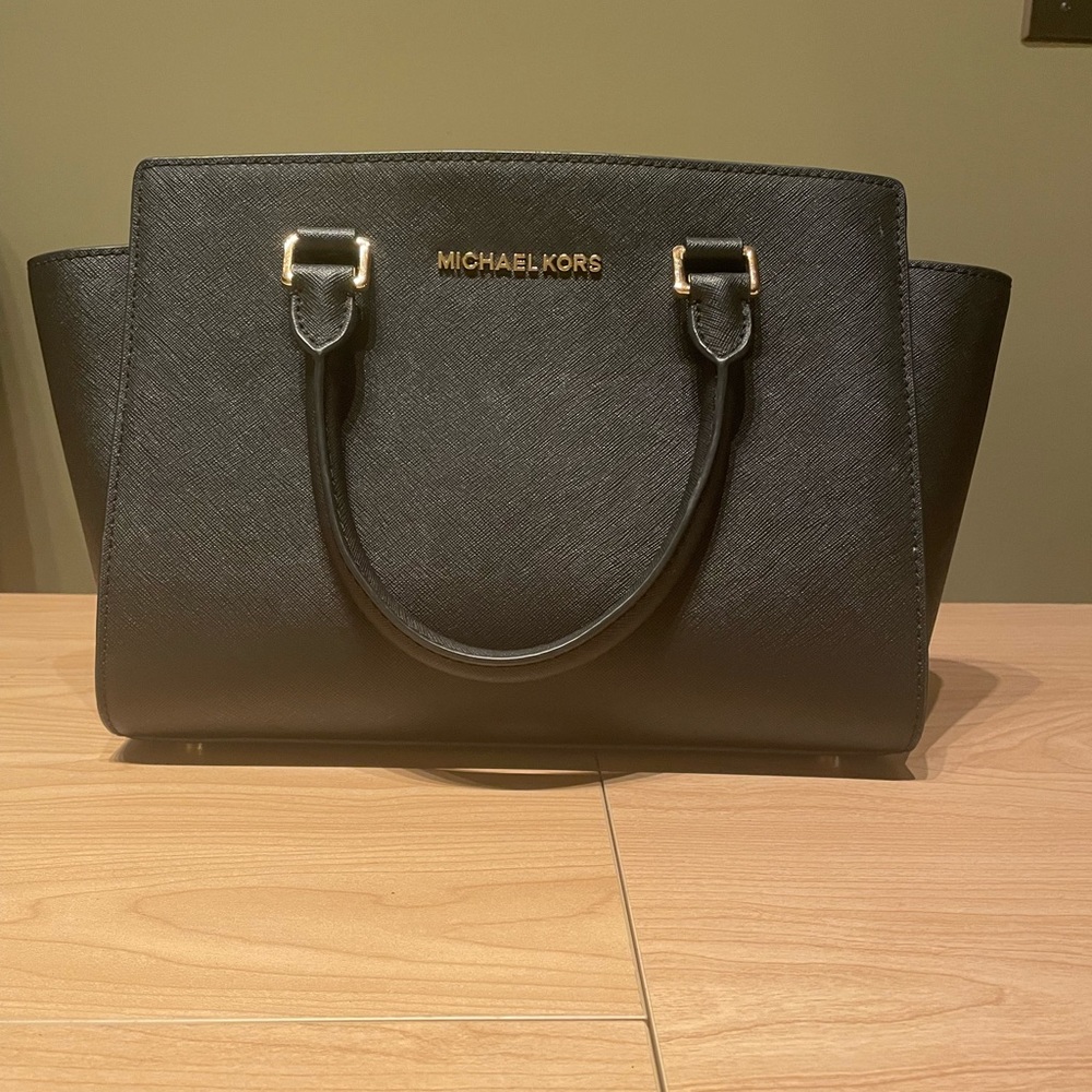 MICHAEL KORS, SELMA MEDIUM BLACK BAG, EXCELLENT PRE-OWNED CONDITION.
